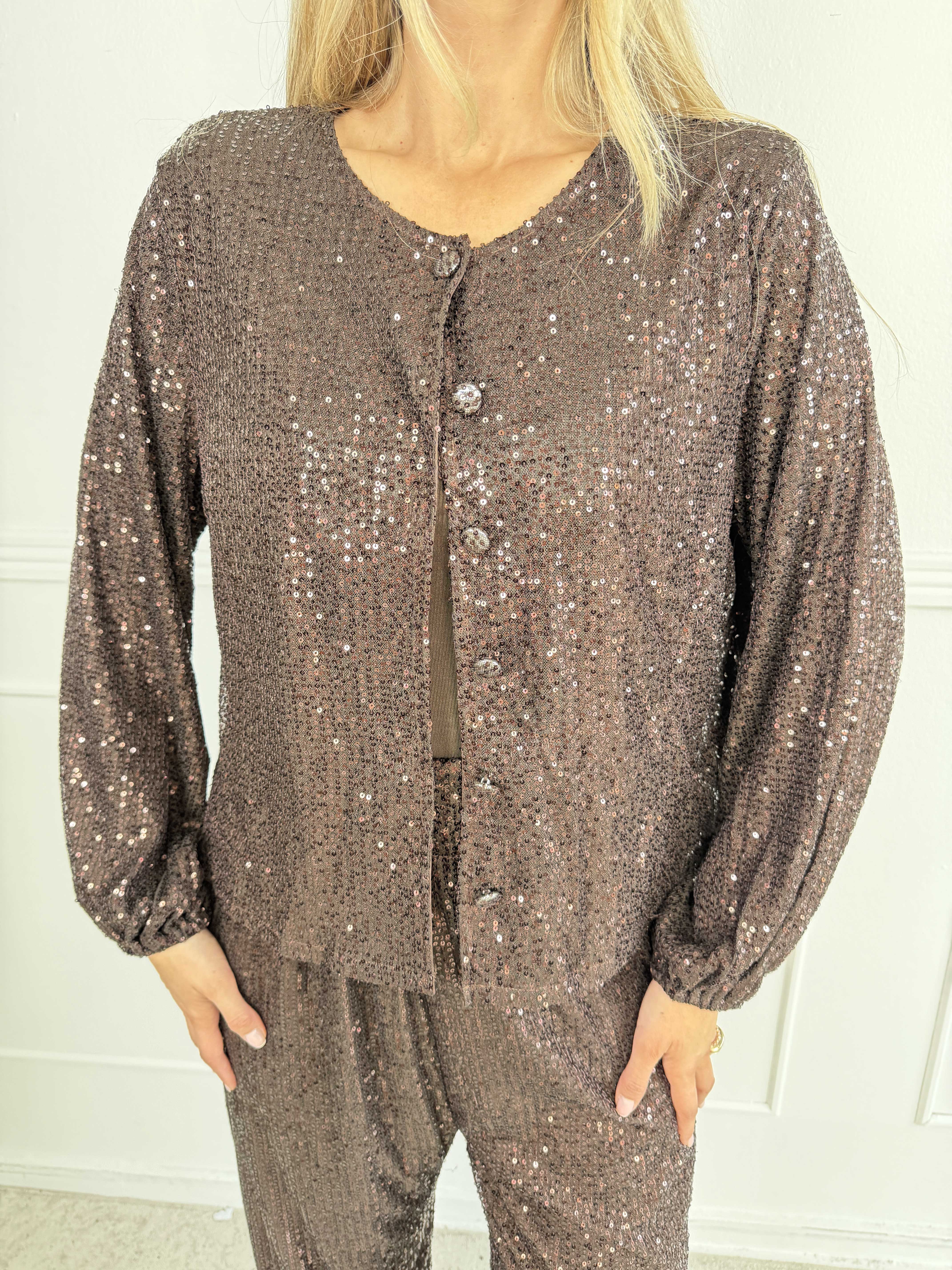 Paige - Paljettkofta i plus size med snygga knutknappar